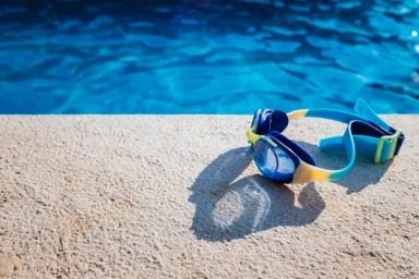 blue-swimming-pool-goggles