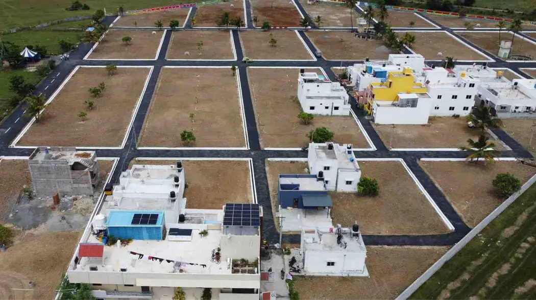 plot-hero-desktop-img